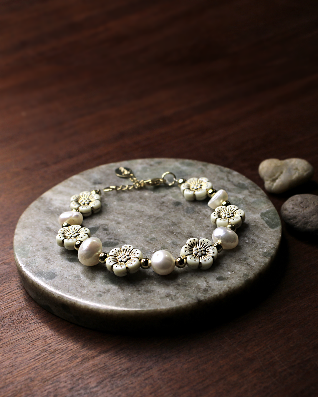 Delicate and elegant white flower bead and freshwater pearls bracelet.