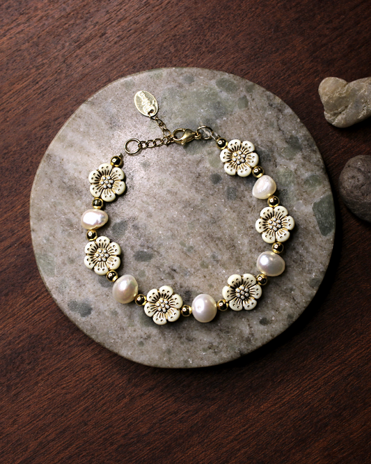 Delicate and elegant white flower bead and freshwater pearls bracelet.